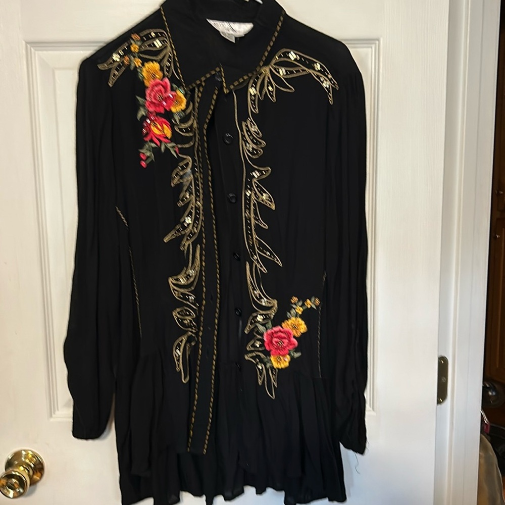 Studio X shirt that comes a bit longer over ur bottom